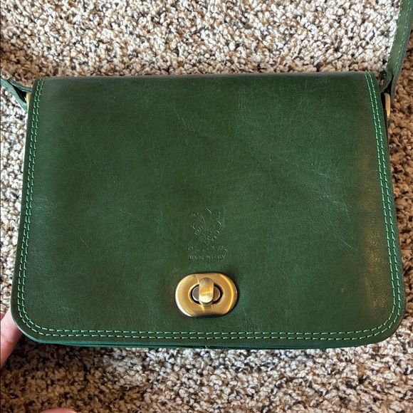 Elegant Green Leather Shoulder Bag - Picture 2 of 10